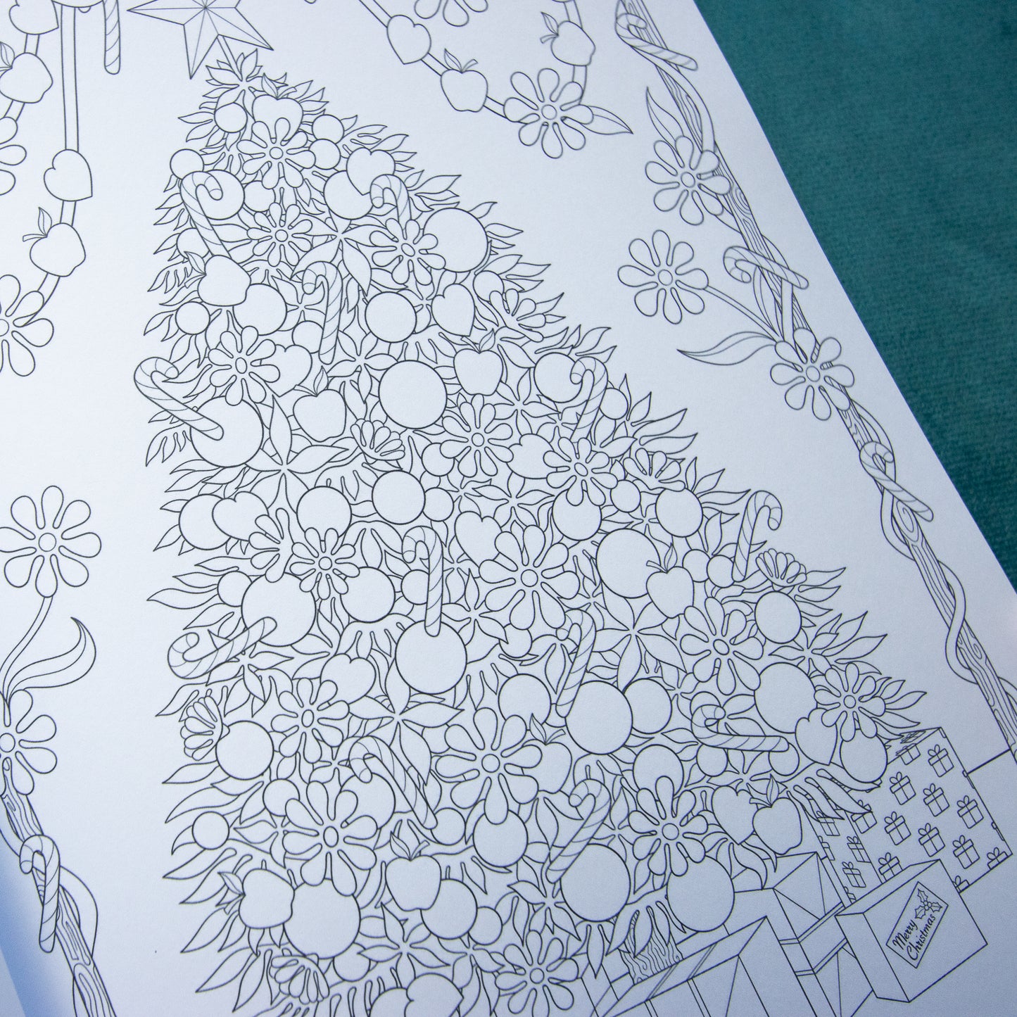 The Cute & Christmassy Colouring Book | 32 Xmas Themed Designs to Colour | Paperback A4